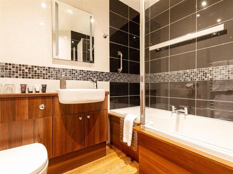 Stone Villa Chester Exterior foto A modern bathroom