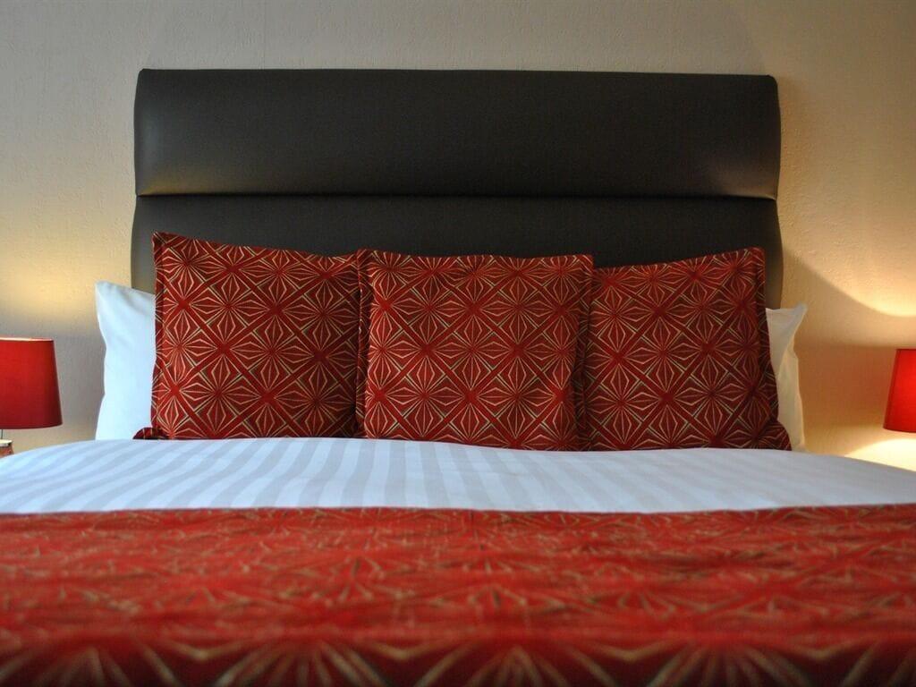 Stone Villa Chester Exterior foto A bed with a headboard
