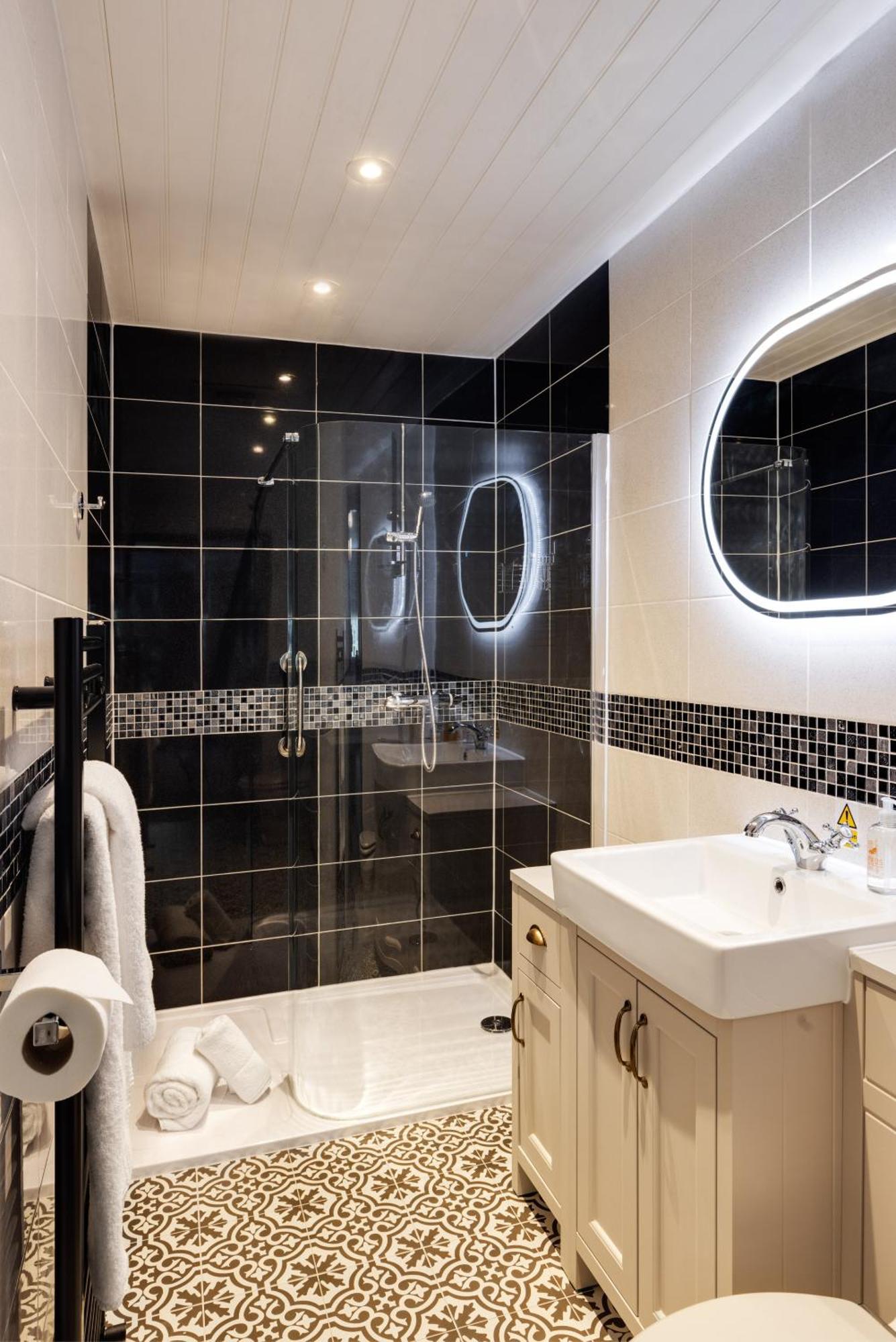 Stone Villa Chester Quarto foto A shower enclosure