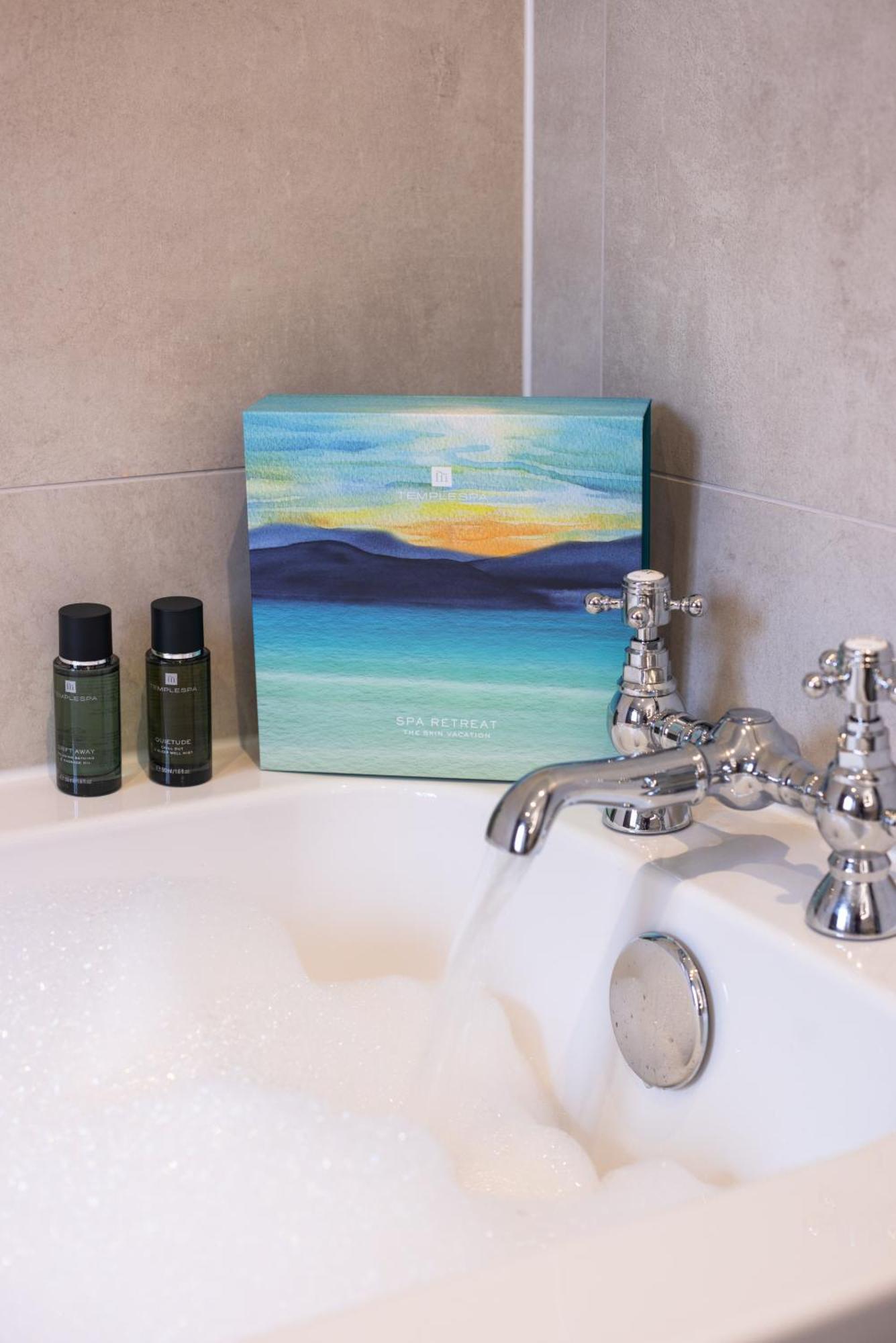 Stone Villa Chester Quarto foto The White Company toiletries